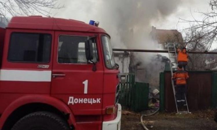 В Донецке снаряды попали в газопровод: произошло возгорание