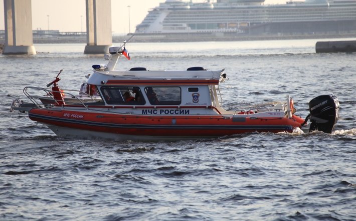 В Иркутской области под воду ушел автомобиль вместе со спящим в нем автомобиле