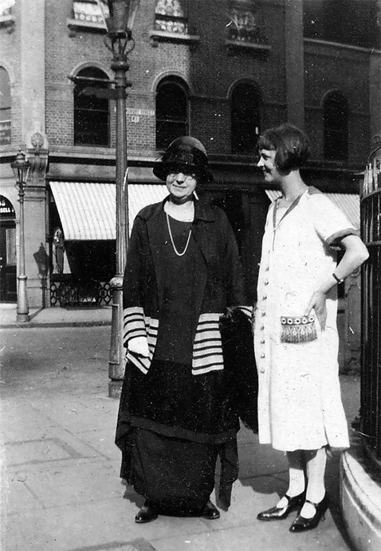 Женская мода 1920-х: винтажные фотографии, раскрывающие неповторимый уличный стиль прошлого Женская мода 1920-х: винтажные фотографии, раскрывающие неповторимый уличный стиль прошлого