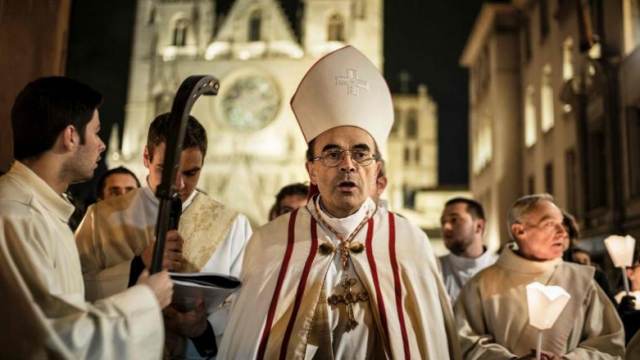 Папа Римский не принял отставку осужденного за педофилию кардинала Франции