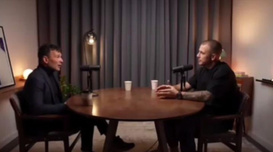 Сегодня Якеменко в дорогих костюмах раздает интервью. Скрин видео канала Станислава Роженькова.