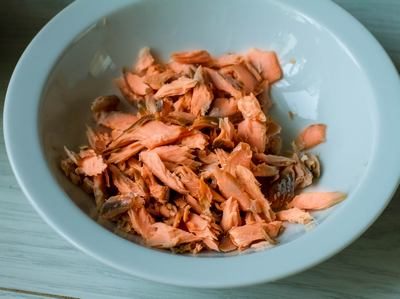 Салат из копченой горбуши с лисичками и восковой фасолью