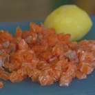 Семгу нарезать небольшими кубиками, добавить картофель, лук, чеснок и горчицу, посолить, поперчить, хорошенько вымешать.