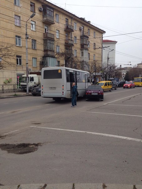 Автомобиль забыл посмотреть влево и устроил ДТП в Севастополе (фото)