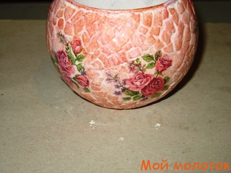 Декупаж стеклянной вазы с мозаикой из яичной скорлупы фото