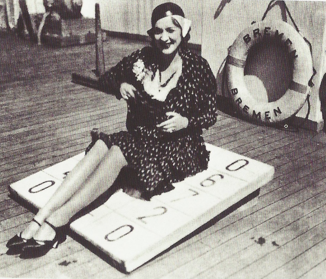 1930. Марлен Дитрих на борту Бремена по пути в Америку