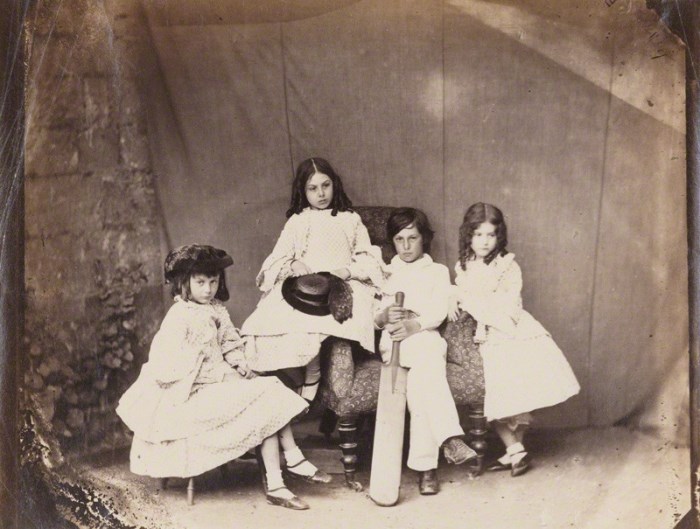 Алиса, Лорин, Гарри, Эдит Лидделлы, 1860 г. Фото Льюиса Кэрролла Алиса, Лорин, Гарри, Эдит Лидделлы, 1860 г. Фото Льюиса Кэрролла