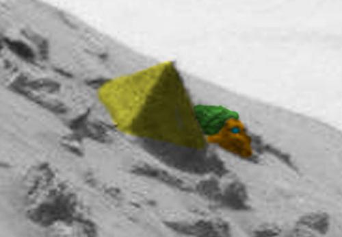 Пирамидка, выделенная цветом виртуальными археологами. Рядом - нечто вроде барельефа