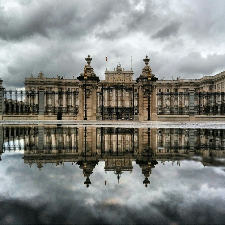 8. Королевский дворец лужа, отражение, фото