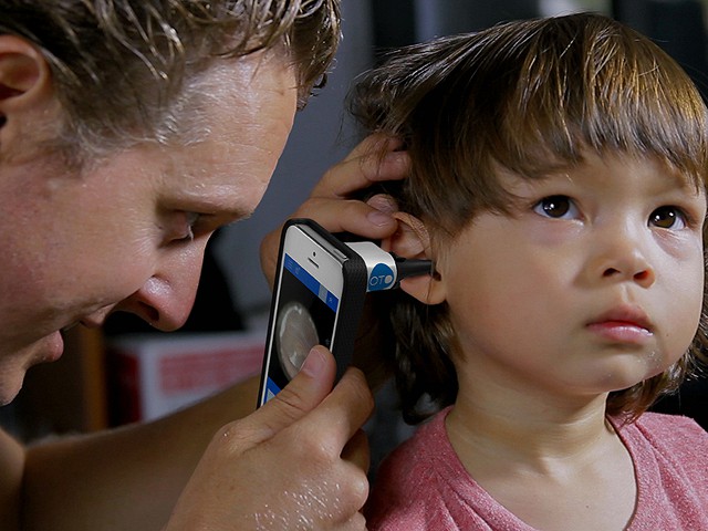 Осмотр слухового прохода теперь возможен с помощью специальной накладки на телефон.