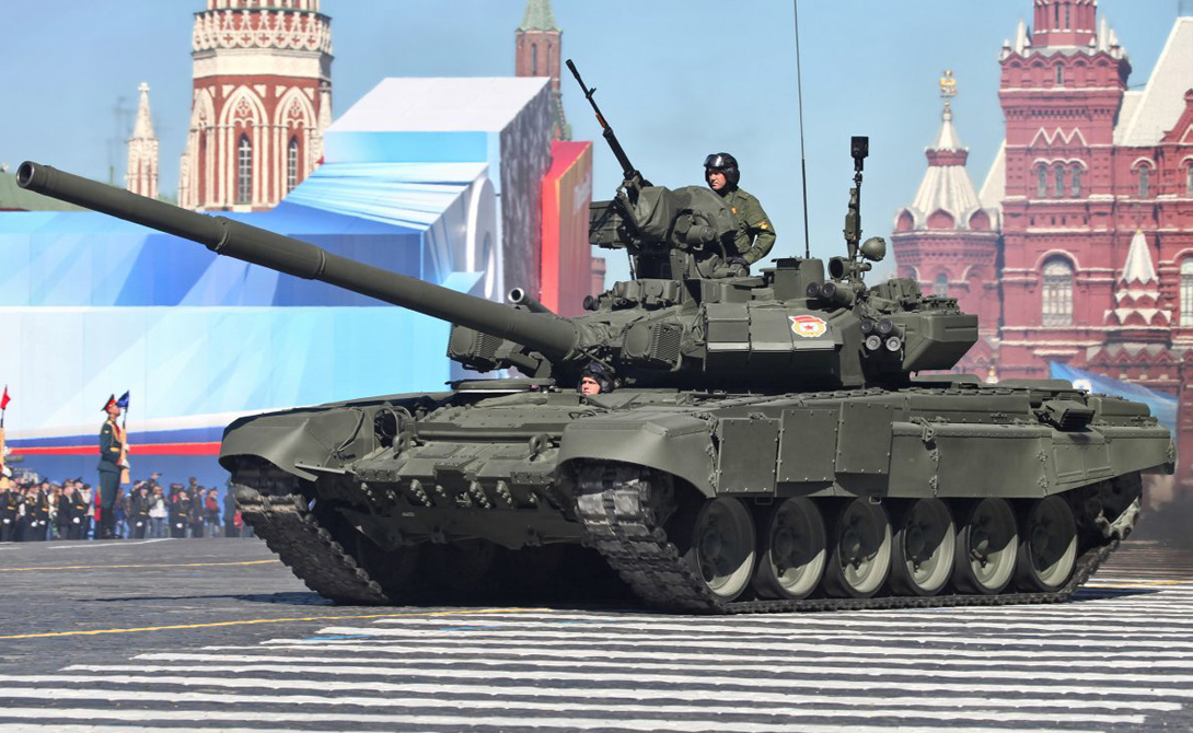 Т-90 Новейшая боевая платформа, прекрасно показавшая себя на испытаниях в полевых условиях. Главным оружием танка является гладкоствольная пушка калибром 125 мм, дополнительным — тяжелый зенитный пулемет с дистанционным управлением.