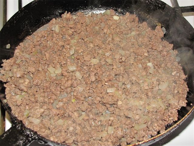 Перемешать фарш с луком и специями и обжарить до полной готовности. пошаговое фото приготовления кулебяки