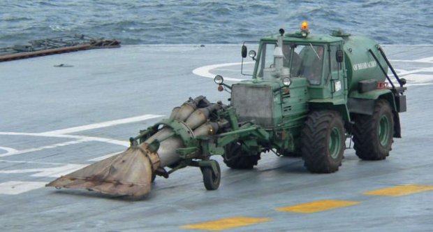 Трактор с авиадвигателем на палубе российского корабля обсуждают в США