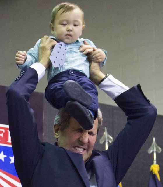 Госсекретарь США Джон Керри с ребенком во время рабочей поездки в Сеул, Корея.