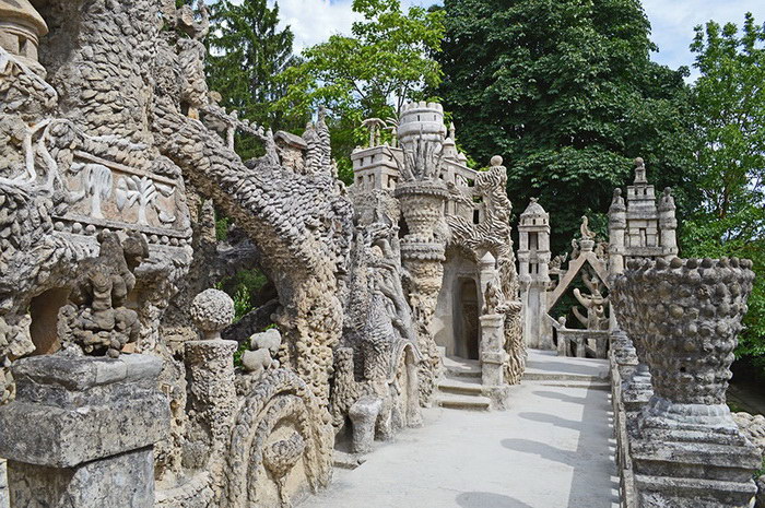 Дворец Le Palais Ideal, построенный обычным почтальоном за 33 года