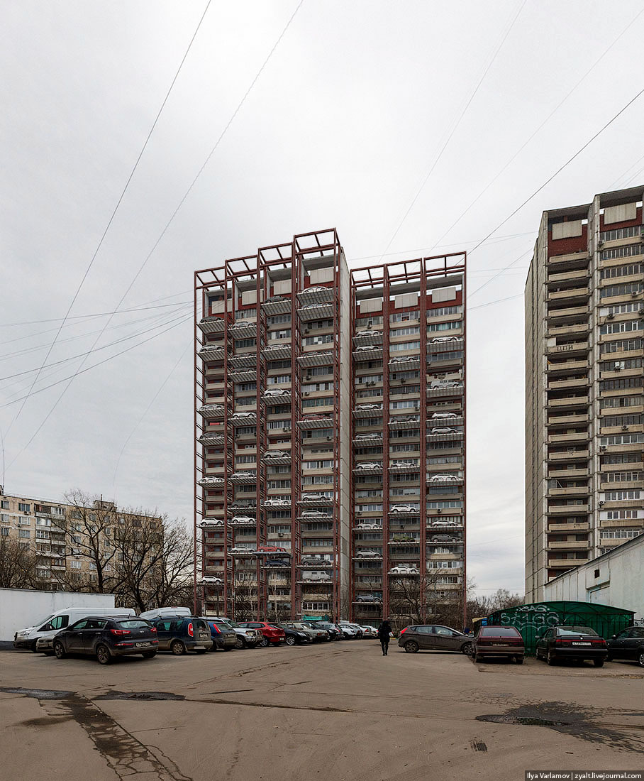 Дом с парковкой на балконе.