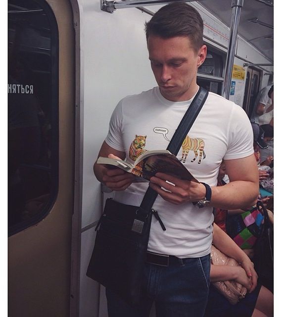 Люблю читающих Шантарам книги, метро, чтение