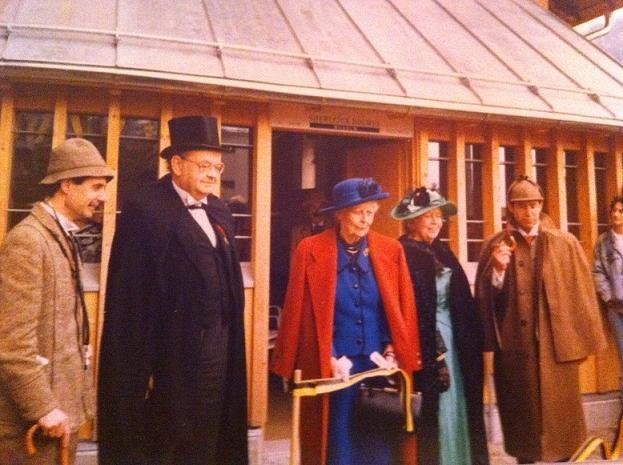 Открытие музея Шерлока Холмса в Майрингене 5 мая 1991 года. Дама-командор ордена Британской империи Джейн Конан Дойл в окружении персонажей Конана Дойла история, музеи, факты, фото