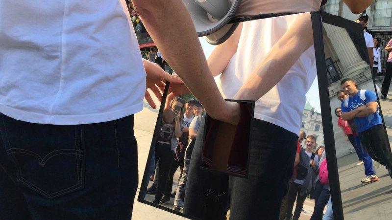 Швейцарская художница предложила всем желающим потрогать ее половые органы и грудь Швейцарская художница предложила всем желающим потрогать ее половые органы и грудь
