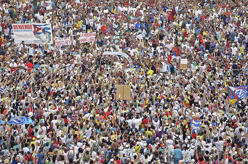 На площади Революции в Гаване собрались сотни тысяч кубинцев, чтобы принять участие мессе папы римского 