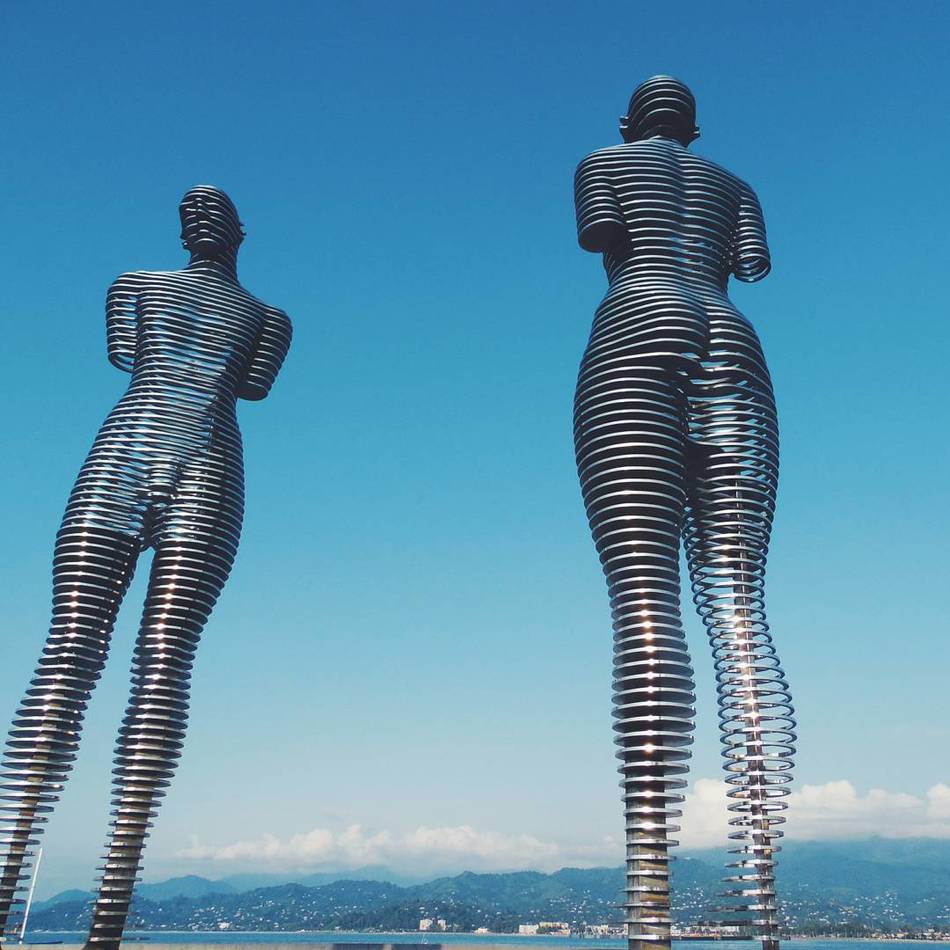 Движущиеся статуи мужчины и женщины в Батуми, которые символизируют трагическую любовь