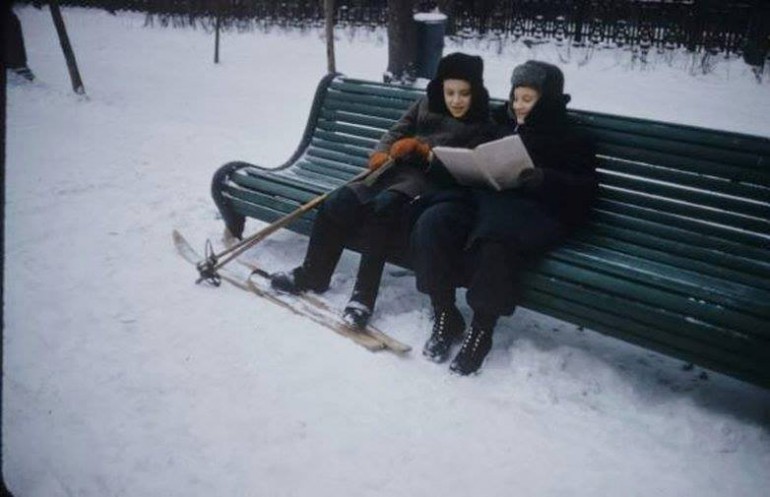Так тепло, что даже на лавочке сидеть не холодно.