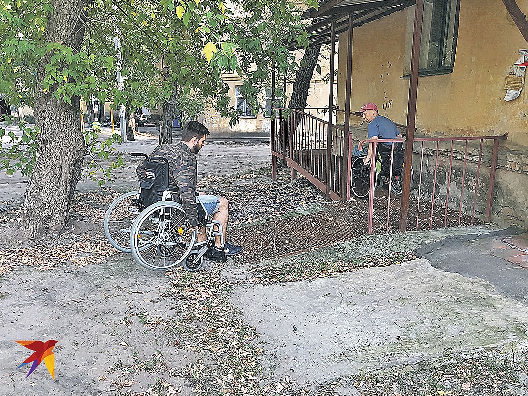 Точка № 1: скатываешься по пандусу из дома Виталия - и колеса проваливаются в яму. Фото: Личный архив Романа ГОЛОВАНОВА
