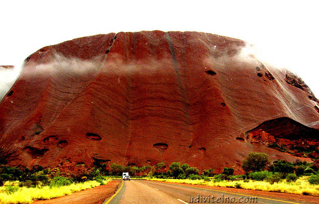 Скала Улуру (Айерс Рок),  Австралия. Фото /Uluru (Ayers Rock), Australia