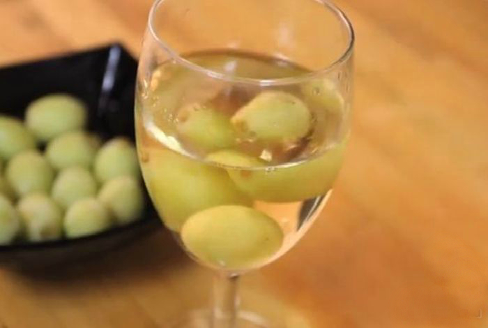 Используйте замороженный виноград, чтобы охладить белое вино, не испортив его вкусовых качеств.