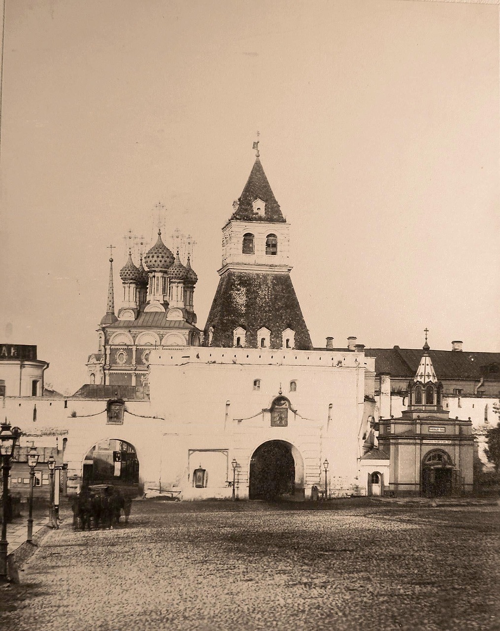 Вид части площади и Ильинских ворот (в центре) в Китай-городе; справа - памятник-часовня гренадерам,павшим под Плевной Вид части площади и Ильинских ворот (в центре) в Китай-городе; справа - памятник-часовня гренадерам,павшим под Плевной