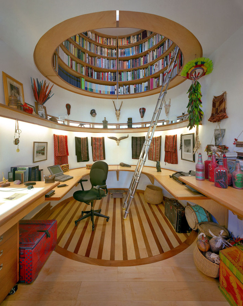 3. Потолочная библиотека над рабочим кабинетом, куба ведет лестница из нержавеющей стали. дизайн, дом, идея, креатив