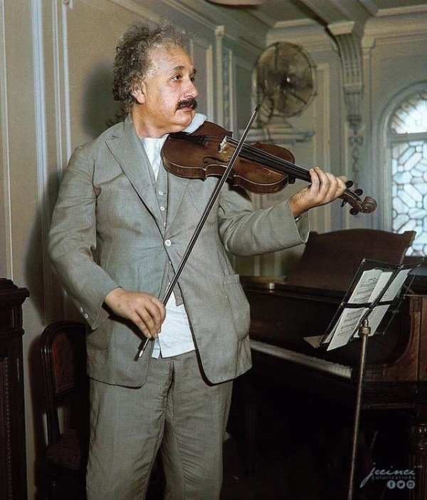 Альберт Эйнштейн играет на скрипке, примерно 1930 год. история, факты, фото.