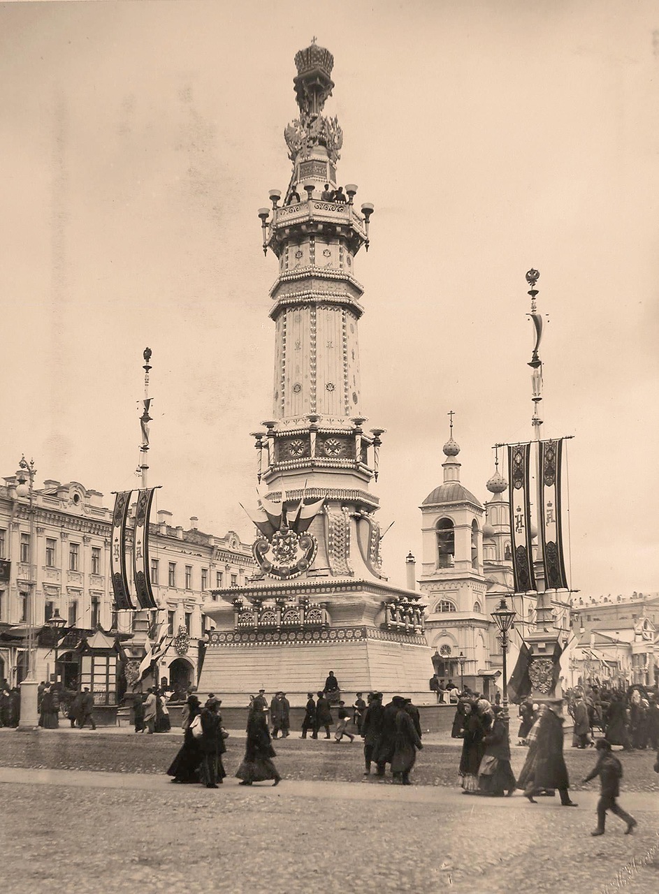 Вид одной из празднично украшенных и иллюминированных к торжествам коронации колонн (высотой 16 сажен), установленной на углу Охотного ряда и Тверской улицы напротив часовни Св.Александра Невского Вид одной из празднично украшенных и иллюминированных к торжествам коронации колонн (высотой 16 сажен), установленной на углу Охотного ряда и Тверской улицы напротив часовни Св.Александра Невского
