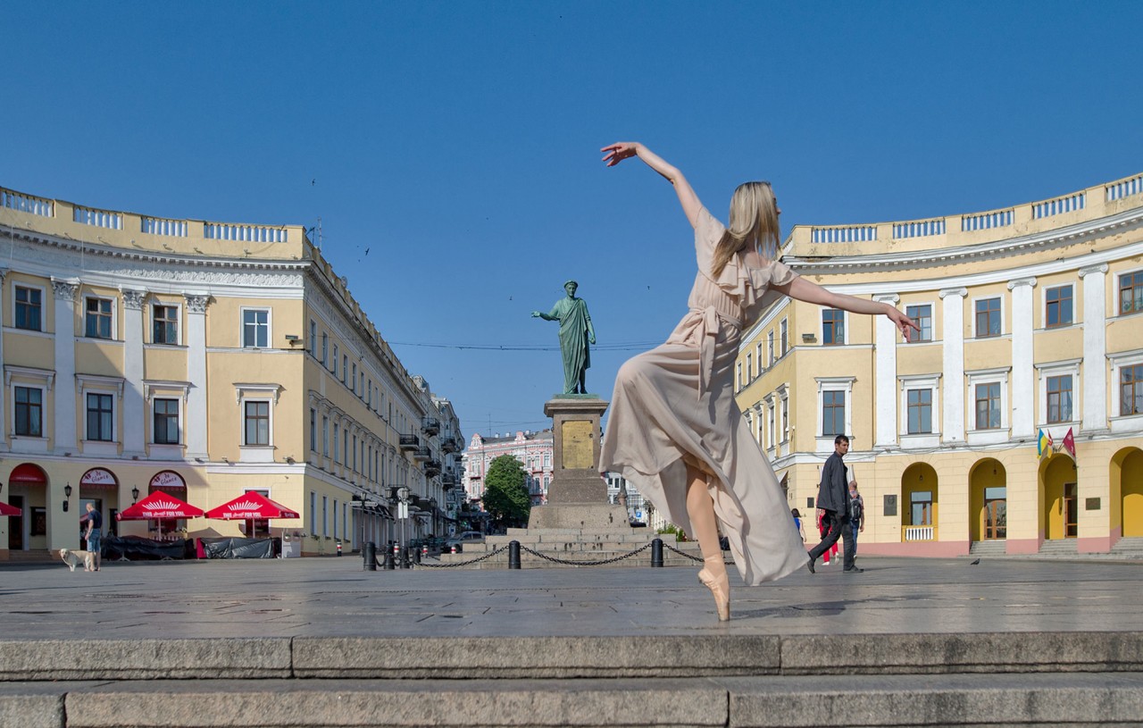 Танцующая Одесса - артисты труппы одесского театра оперы и балета танцуют на улицах города / Odessa City Ballet by Andrey Stanko