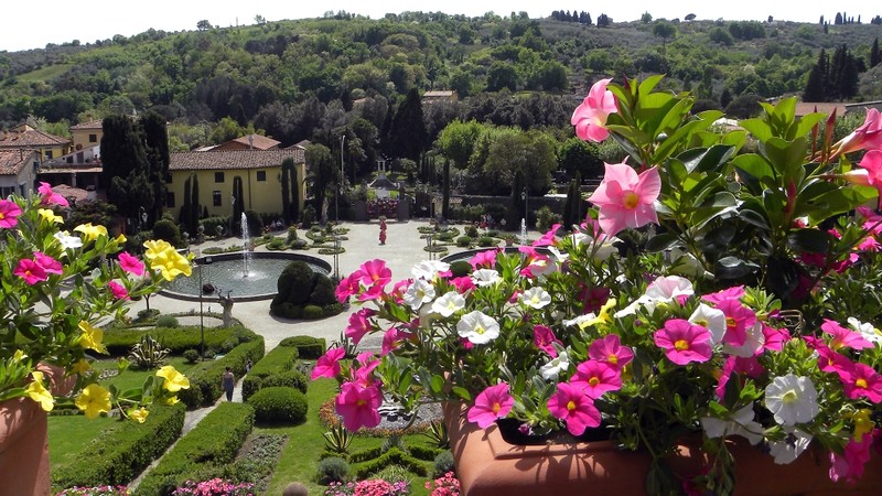    (Villa Garzoni Garden). 