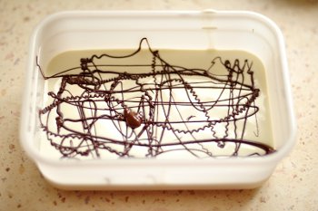 Приятного аппетита! Готовое мятное мороженное с шоколадными прожилками после замораживания