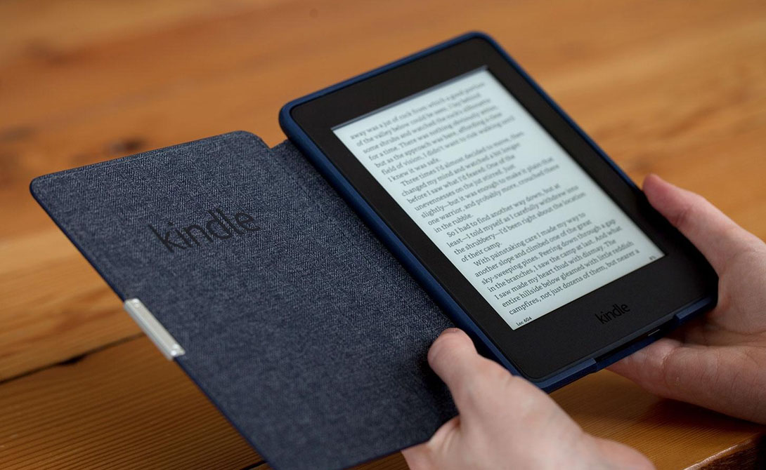 Kindle Книгу не заменит ничто и никогда. Вот только таскать с собой пару увесистых фолиантов в путешествие — не самая лучшая затея. Гораздо удобнее будет заменить устаревшие бумажные издания новеньким Kindle Paperwhite: экран с высоким разрешением, встроенная подсветка и память, способная вместить небольшую библиотеку.