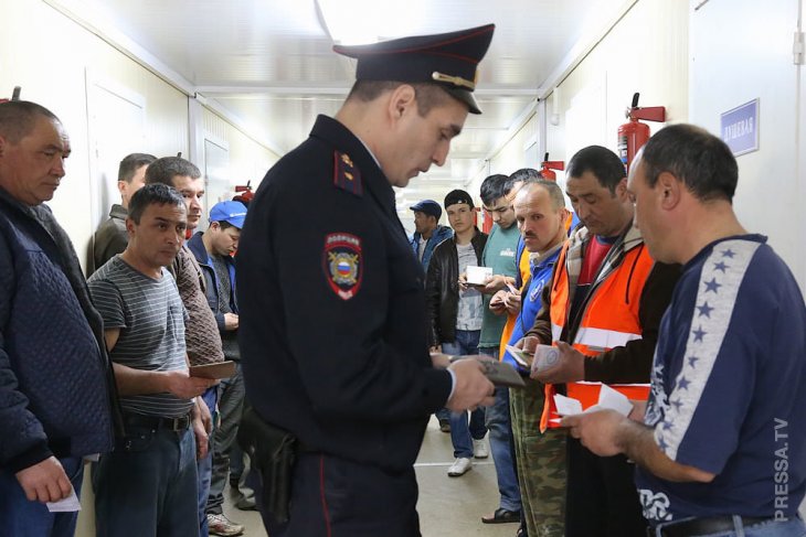 Мужчину прописавшего в своей квартире 9000 мигрантов, оштрафовали на 400 000 руб