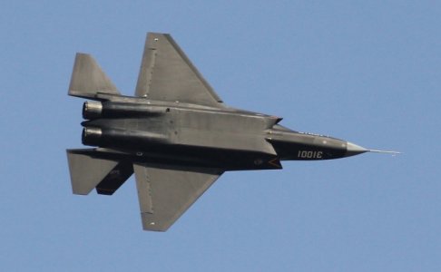 Новый китайский истребитель-невидимка J-31 попал в объективы фотокамер незадолго до начала авиашоу Новый китайский истребитель-невидимка J-31 попал в объективы фотокамер незадолго до начала авиашоу