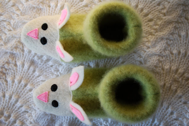 fuzzy-bunny-slippers-from-recycled-felted-sweaters-for-kids-free-slipper-pattern_5 (640x428, 142Kb)
