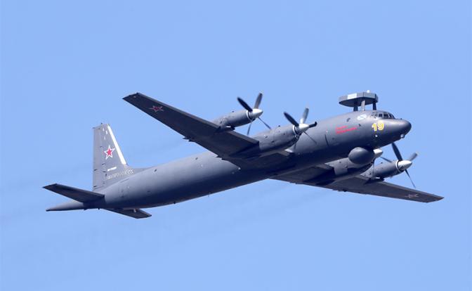На фото: противолодочный самолет Ил-38