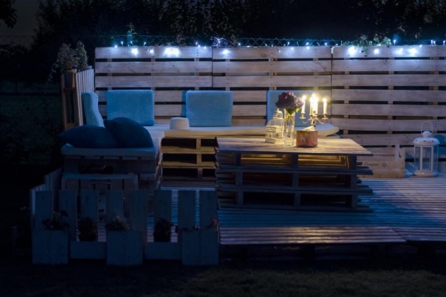 Как с помощью обычных поддонов превратить дачу в место мечты