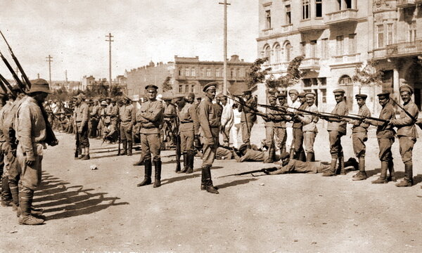 Обучение армянских добровольцев ружейным приёмам на улице Баку. 1918 год