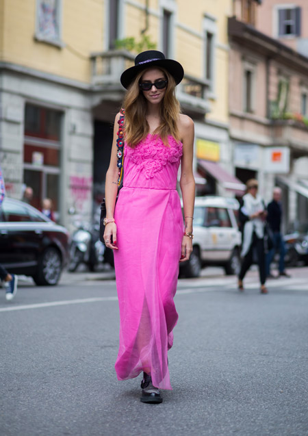 Модель в легком летнем сарафане розового цвета и черной шляпе