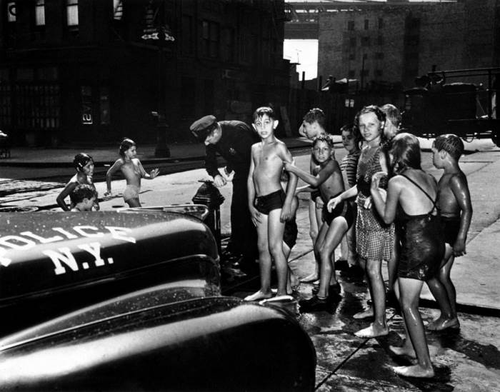 Полицейский перекрывает пожарный гидрант. Автор: Arthur Fellig (Weegee). Полицейский перекрывает пожарный гидрант. Автор: Arthur Fellig (Weegee).