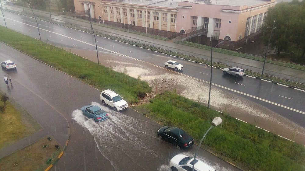В Нижнем Новгороде закончился ЧМ: дождь уже смыл асфальт на дороге и платформу на вокзале В Нижнем Новгороде закончился ЧМ: дождь уже смыл асфальт на дороге и платформу на вокзале