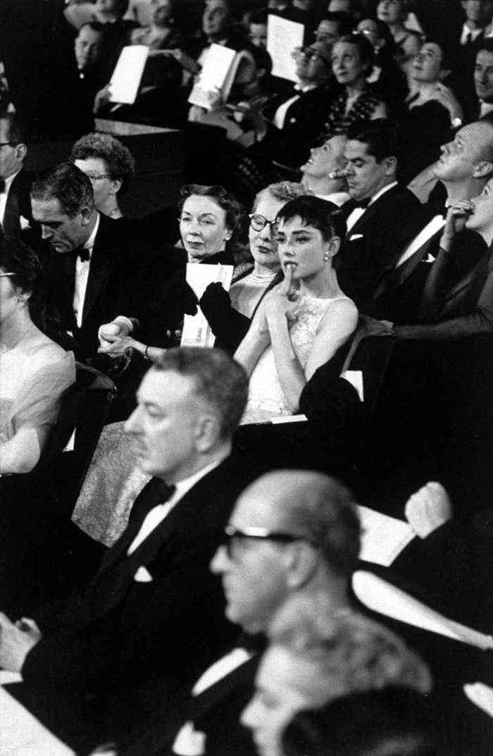 Одри Хепберн (Audrey Hepburn) в фотосессии на получении Оскара за лучшую женскую роль в фильме «Римские каникулы» (Roman Holiday) (1953), фото 10