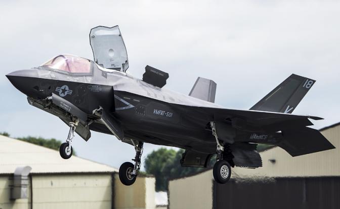 На фото: американские истребители F-35B
