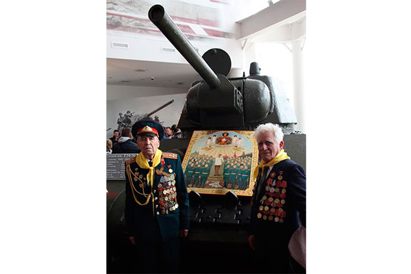 Ветераны Великой Отечественной войны у танка Т-34