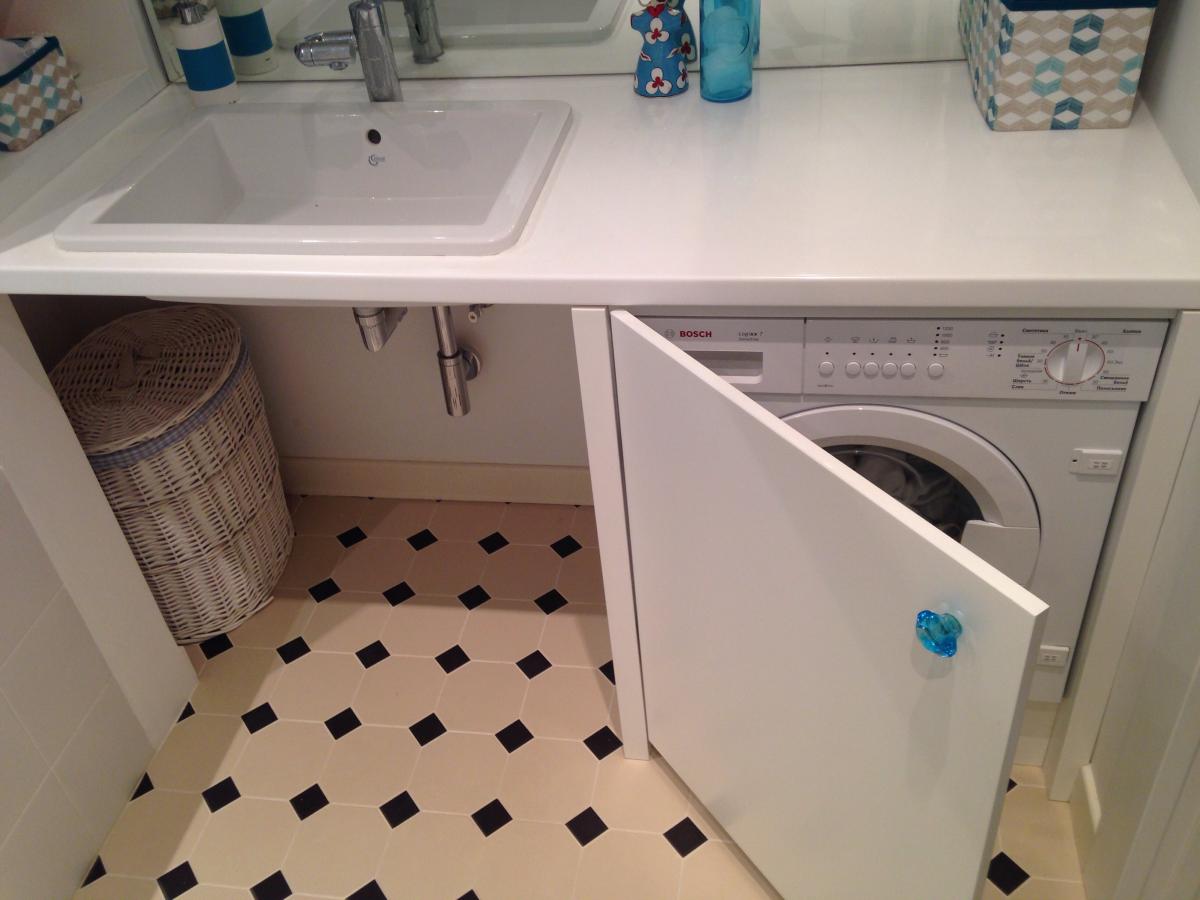 Белая ванная комната, стиральная машина в шкафчике